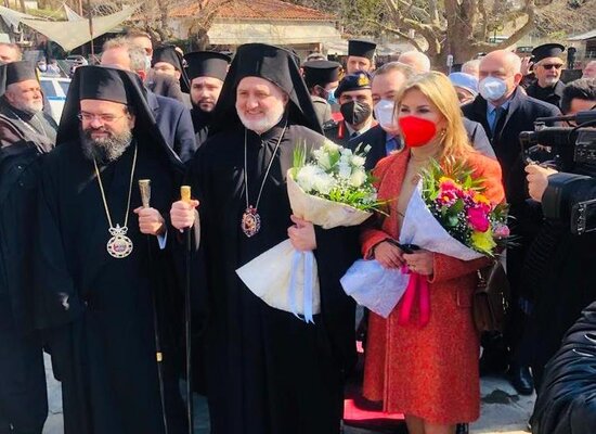 04-03-22 Η Ζέττα Μακρή με τον Αρχιεπίσκοπο Αμερικής κ. Ελπιδοφόρο στη Μαρώνεια Ροδόπης