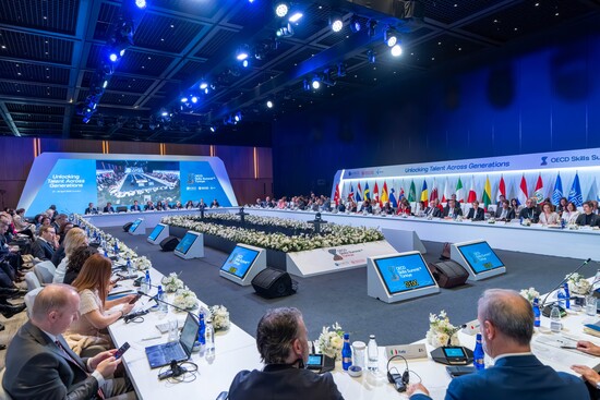 ολοι απο μακρυα