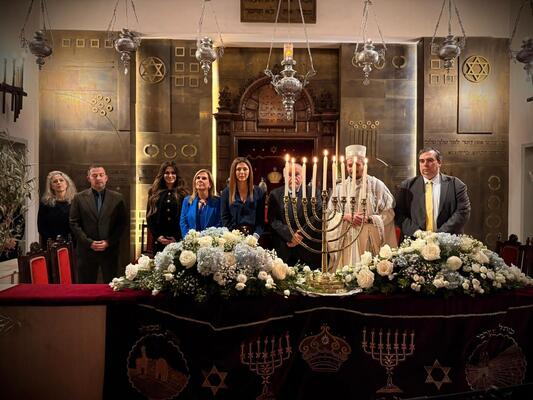 21-12-25 Η Υπουργός Παιδείας, Θρησκευμάτων και Αθλητισμού, Σοφία Ζαχαράκη στον εορτασμό της Χανουκά στην Εβραϊκή Συναγωγή