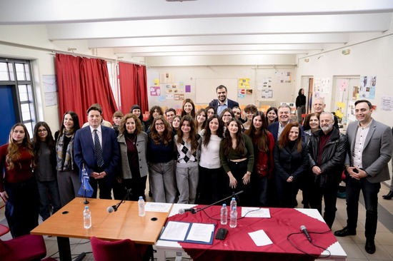 27-01-26 Επίσκεψη Σοφίας Ζαχαράκη  και Παύλου Μαρινάκη στο 2ο ΓΕΛ Γέρακα για το πρωτοποριακό πιλοτικό πρόγραμμα «Καλλιεργώντας Κριτικούς Αναγνώστες»