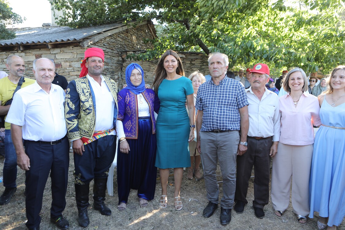 ωραια ομαδική