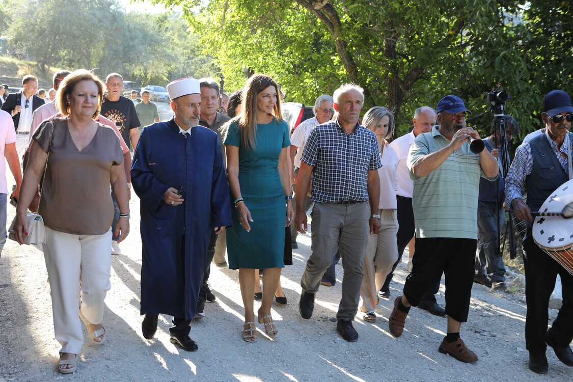 περπαταει